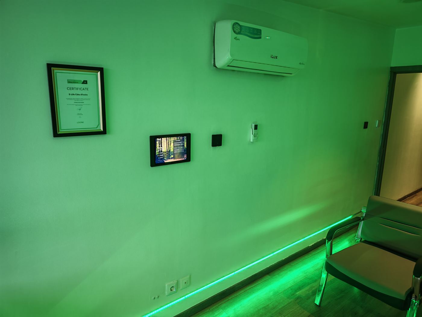 Mur de démonstration : tablette Loxone, climatisation connectée et éclairage LED